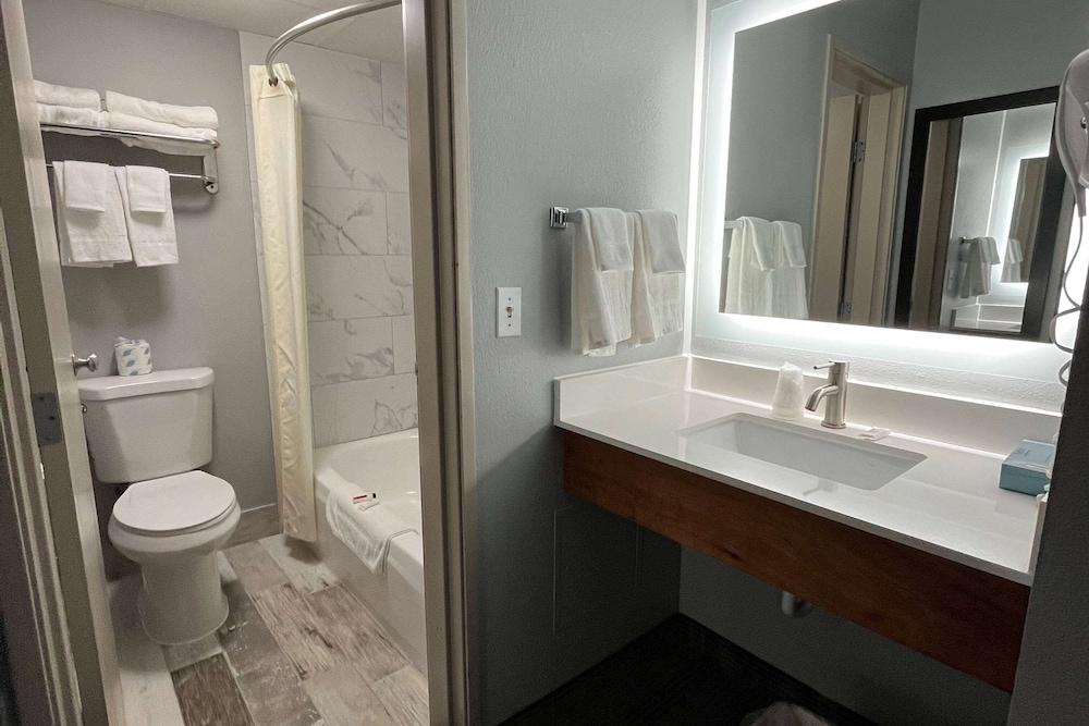 AmericInn by Wyndham Ladysmith photo 14