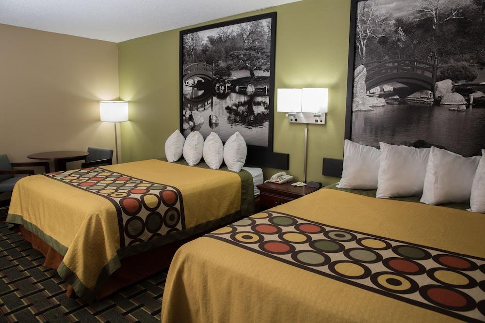Econo Lodge Canton North photo 11