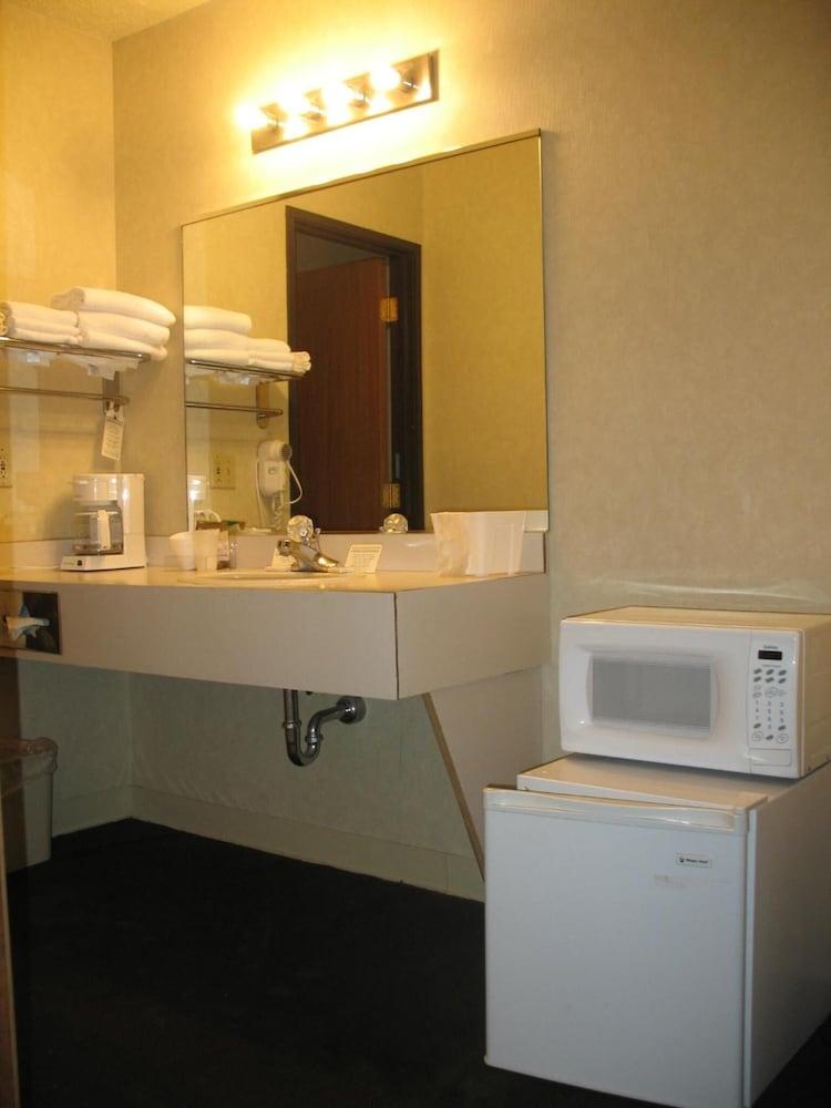Great Lakes Inn photo 39