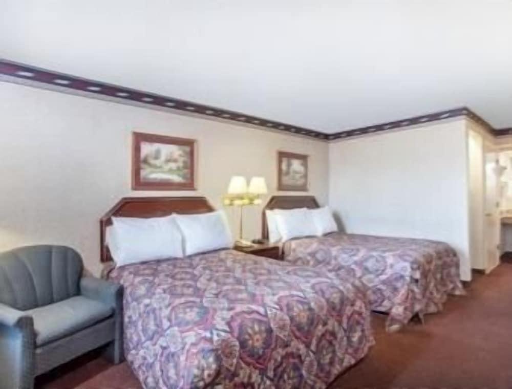 Days Inn by Wyndham Saint Pauls photo 8