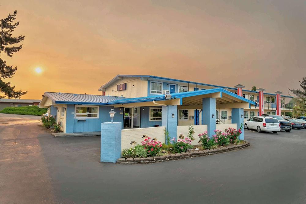 Studio 6 Suites Albany, OR photo 1