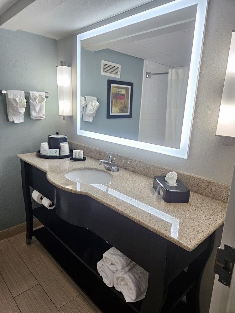 Wingate by Wyndham Greensboro/Coliseum photo 14