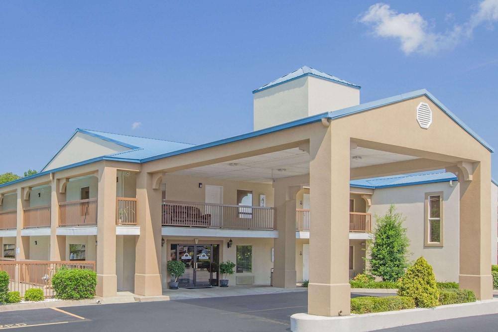 Days Inn & Suites by Wyndham Pine Bluff — hotel in Pine Bluff