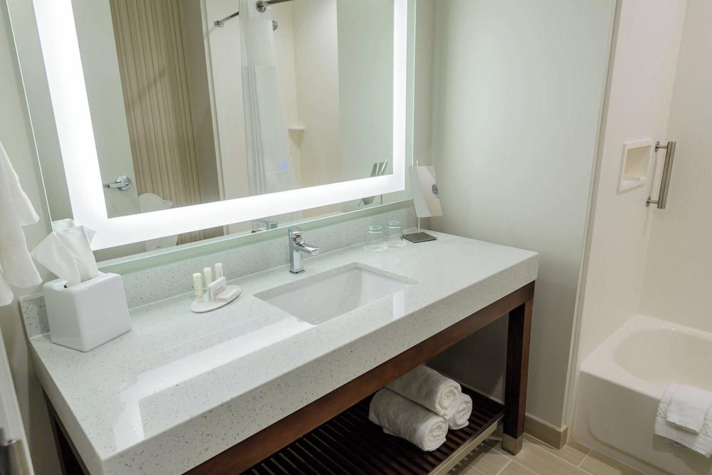 Courtyard by Marriott Lake Jackson photo 24