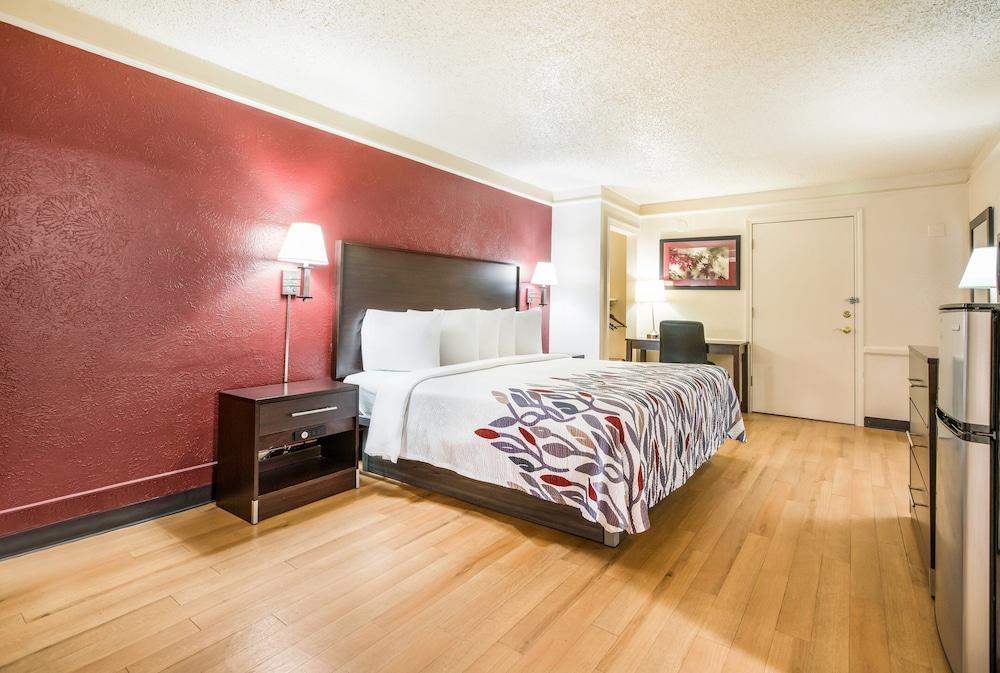Red Roof Inn North Dallas - Park Central photo 8
