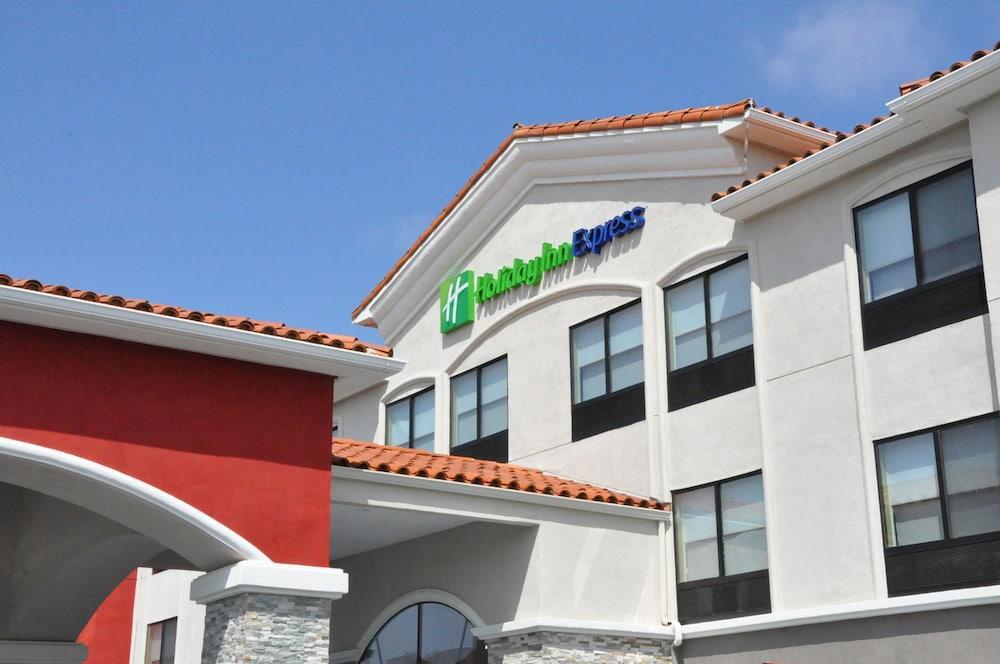 Holiday Inn Express & Suites Lake Forest by IHG photo 39