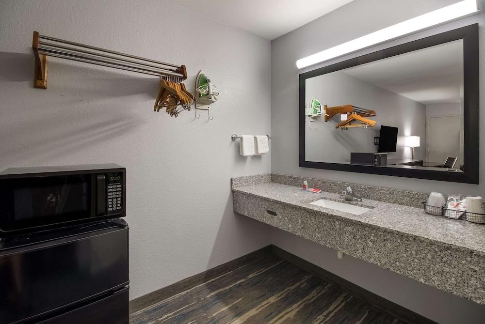 Econo Lodge Martin photo 12