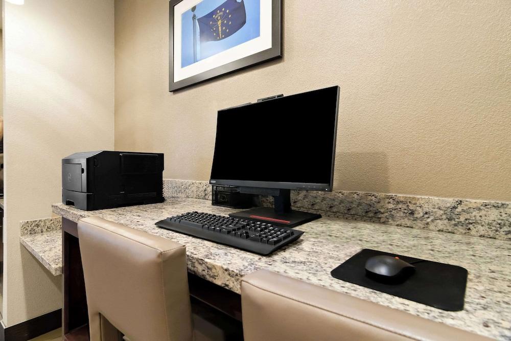 Comfort Suites Rensselaer near Fair Oaks photo 32