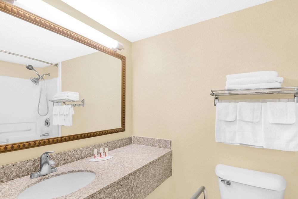 Travelodge by Wyndham Lima OH photo 27