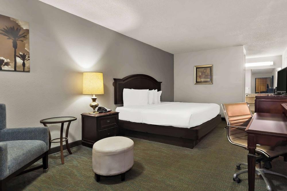 Rodeway Inn Lumberton Central photo 12