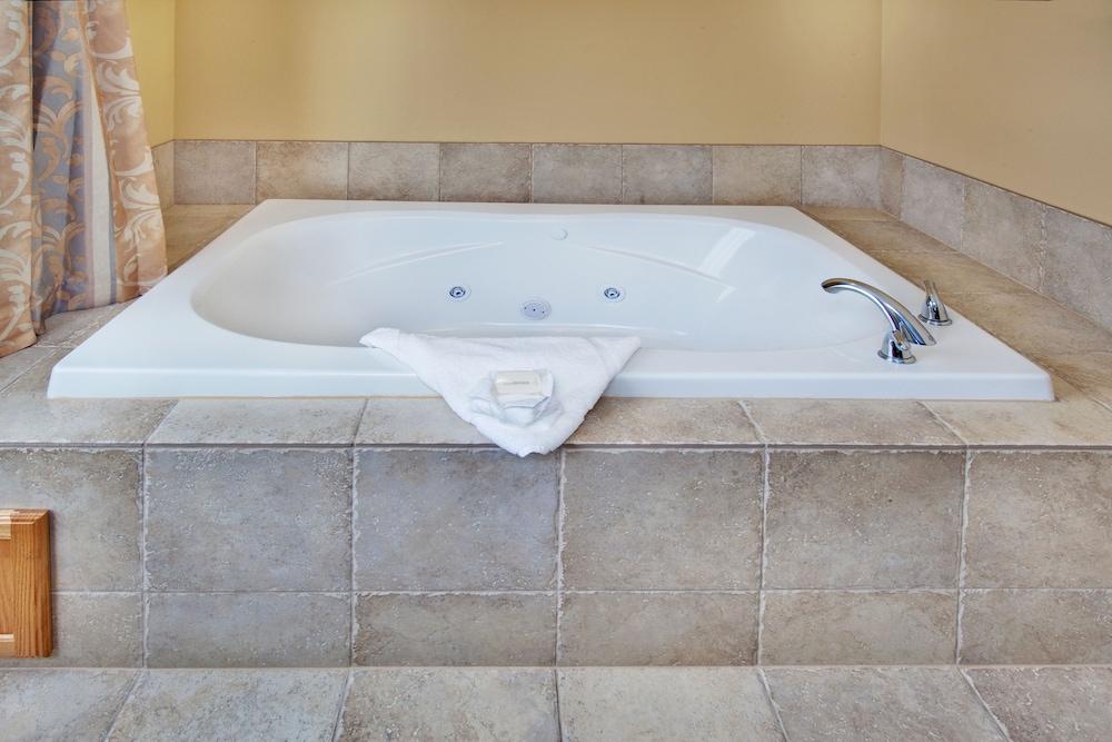 Holiday Inn Express Hotel & Suites Council Bluffs - Conv Ctr by IHG photo 15
