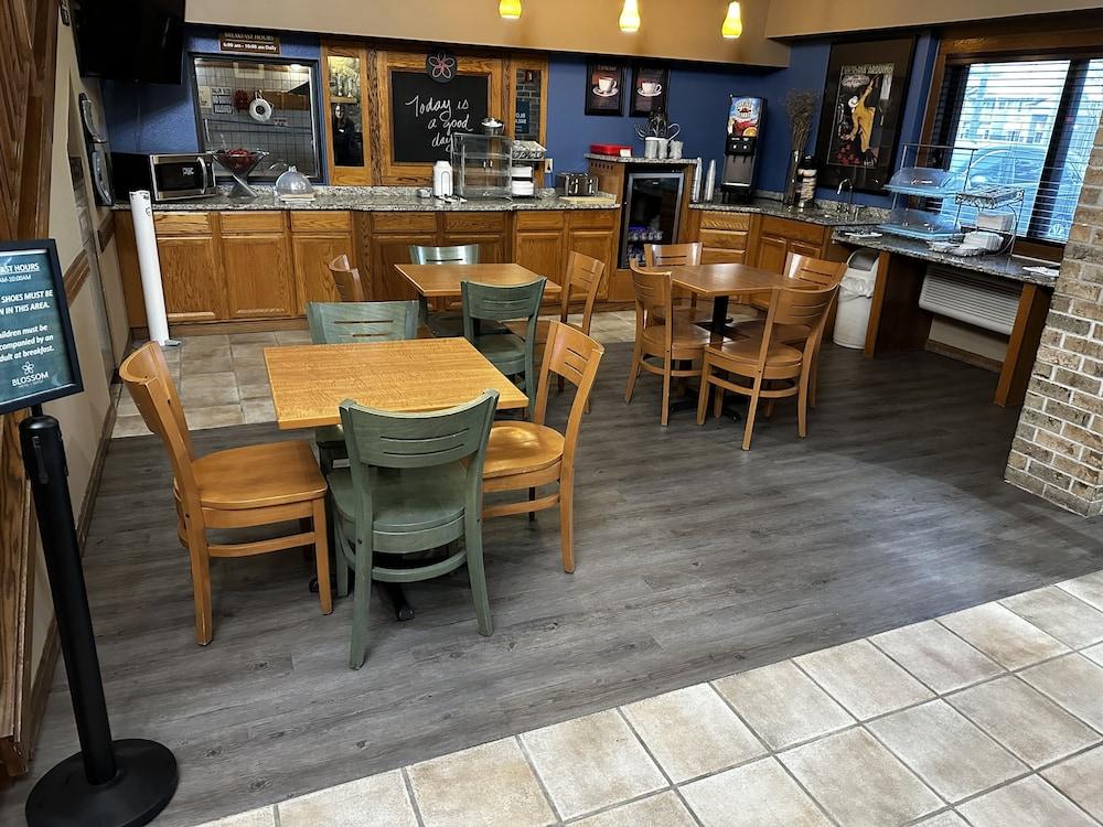 Blossom Hotel & Suites Traverse City photo 53