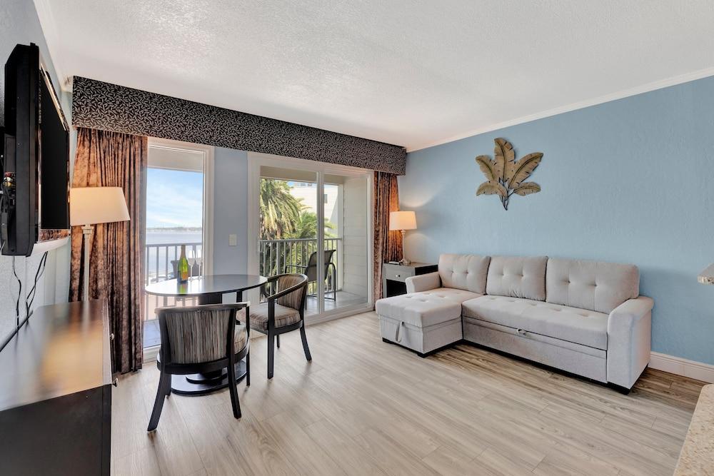 Seaside Luxury Oasis with balcony photo 18