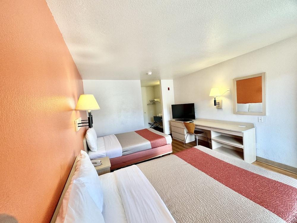 Motel 6 Bellflower, CA - Los Angeles photo 5