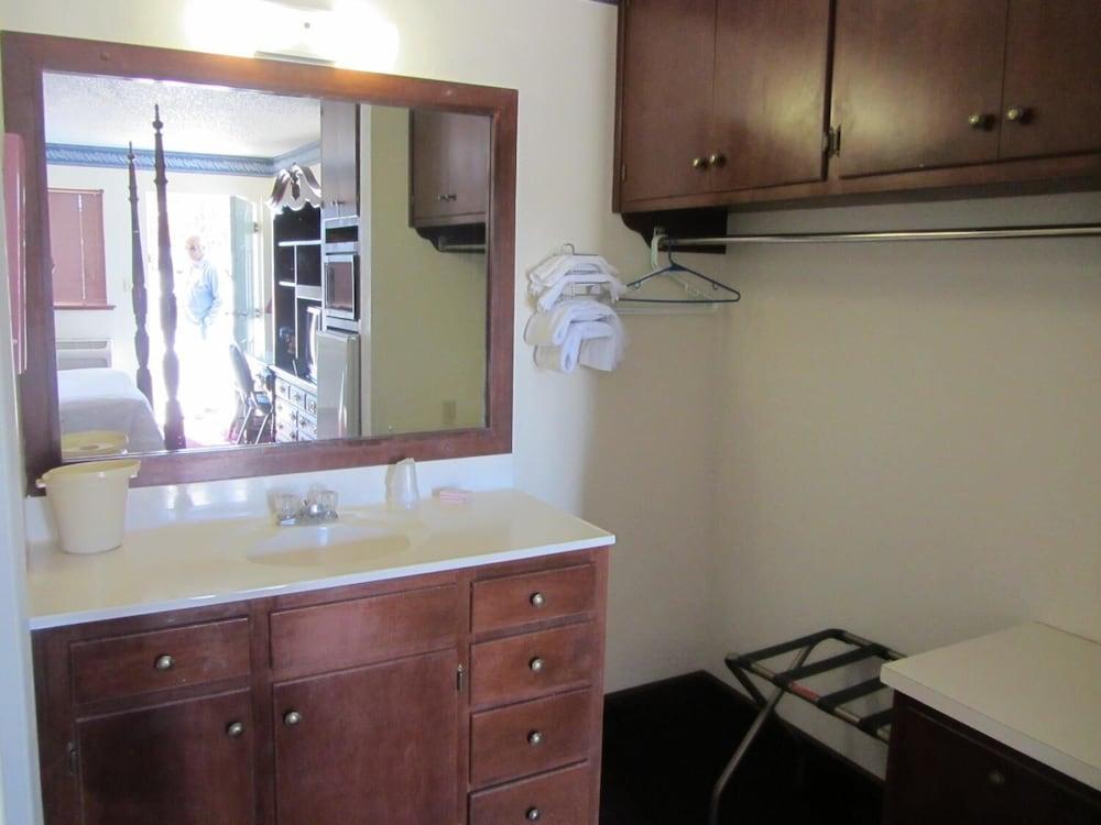 Warrick Plaza Inn photo 16