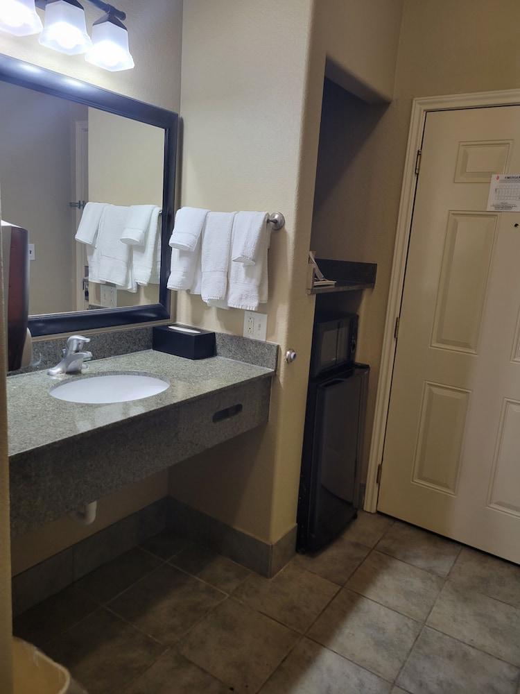 Cotulla Whitten Inn photo 19