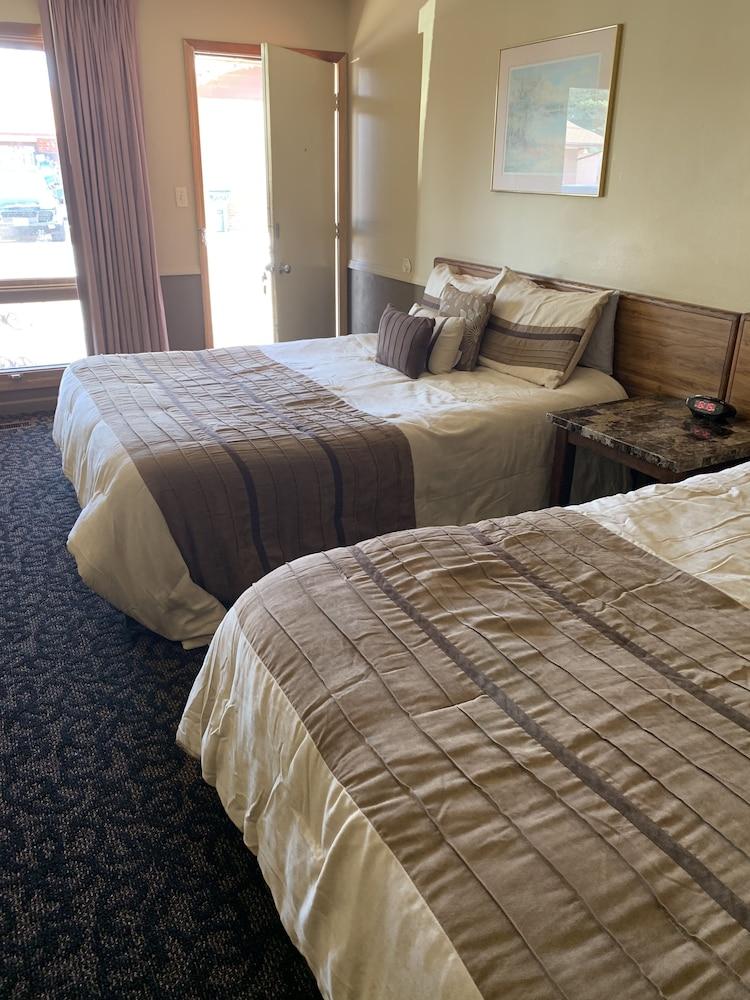 Blue Spruce Motel photo 16