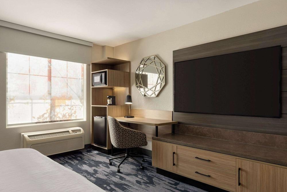 La Quinta Inn & Suites by Wyndham Austin Southwest photo 14