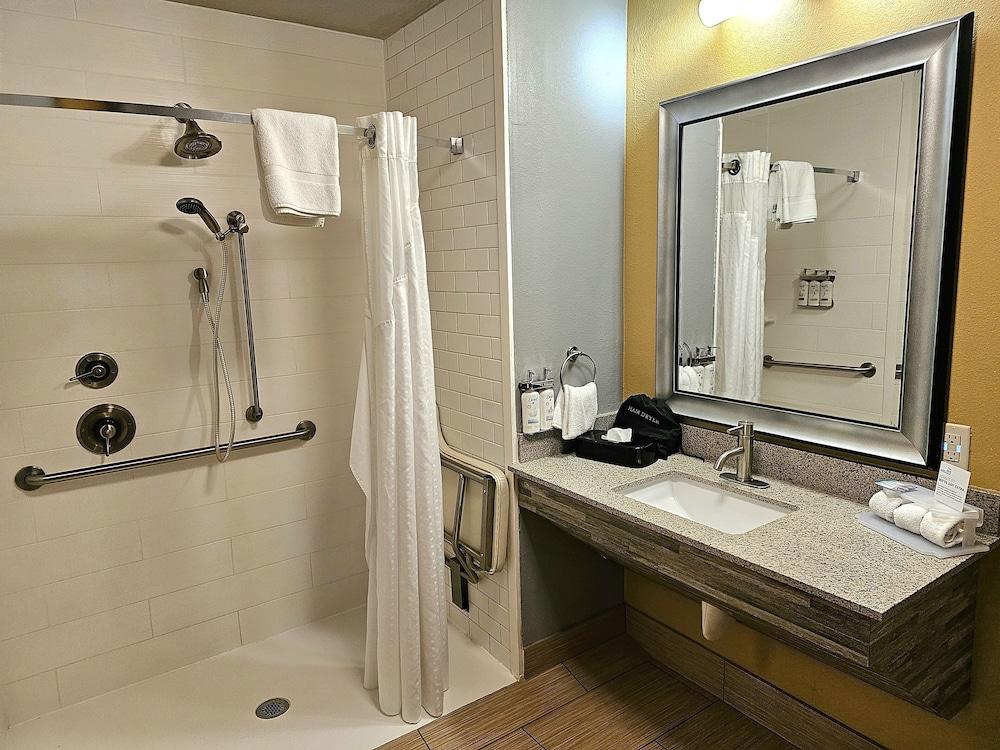 Holiday Inn Express & Suites Perry-National Fairground Area #34 by IHG photo 48