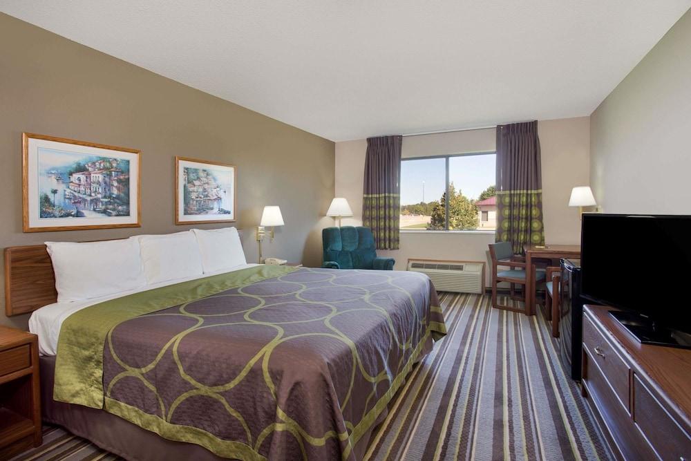 Super 8 by Wyndham Charles City photo 8