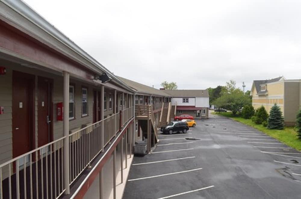 Hyannis Host Inn photo 13