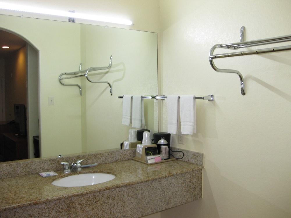 Scottish Inn and Suites photo 15