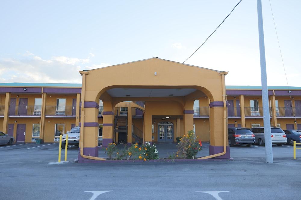 Travelers Inn photo 7