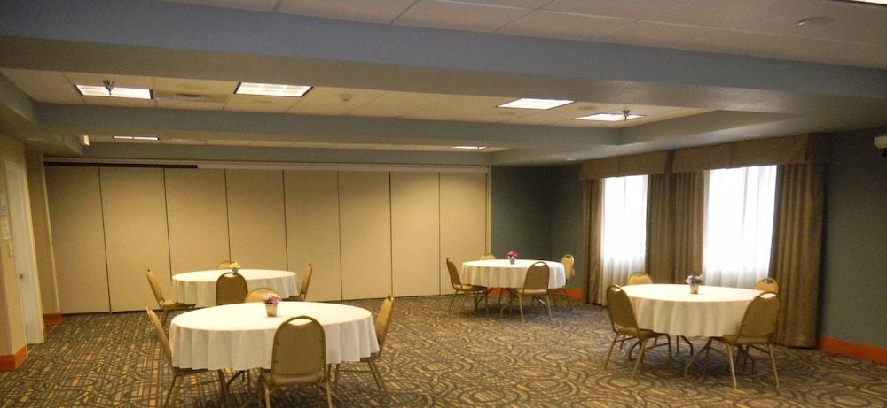 Holiday Inn Express & Suites Winner by IHG photo 40