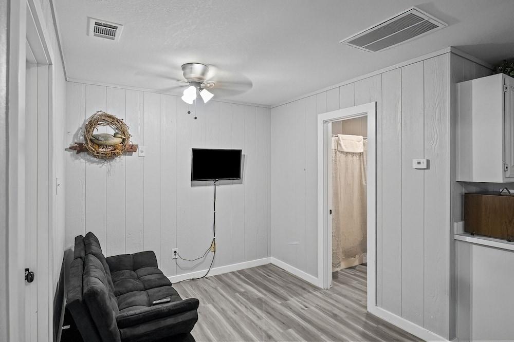 Axtons Bass City Lake Front Resort photo 10