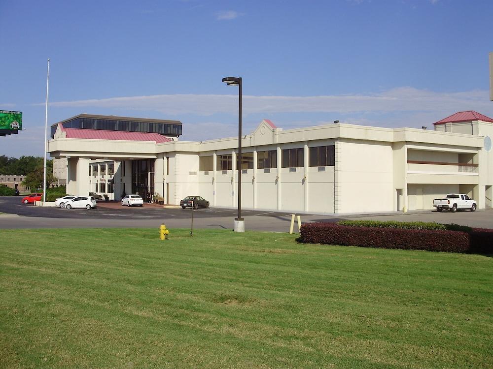 Trade Winds Central Inn photo 2