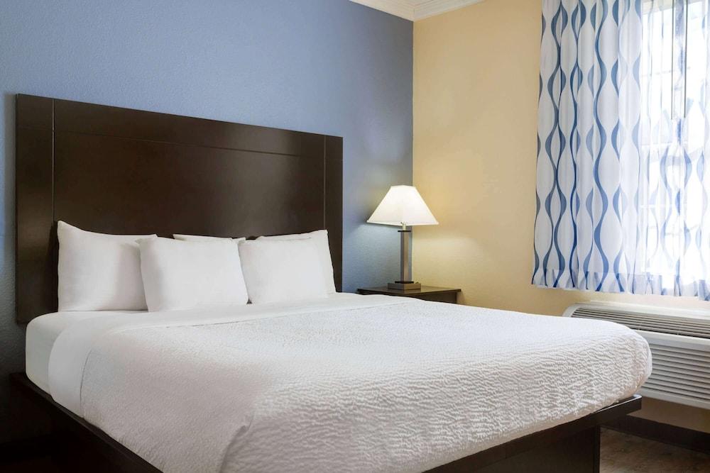 Days Inn & Suites by Wyndham Euless DFW Airport South photo 39