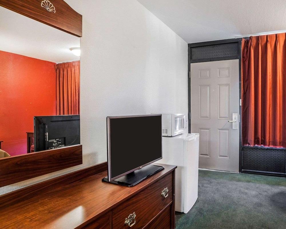 Econo Lodge Jefferson City photo 17