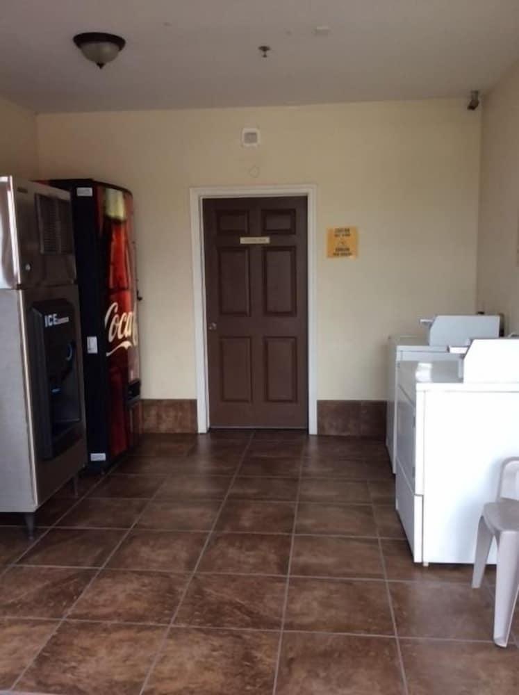 Texas Inn Weslaco photo 51