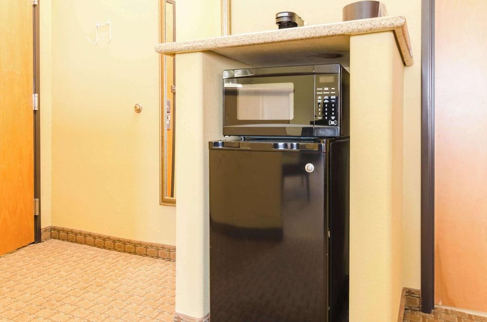 Comfort Suites Salina South photo 34