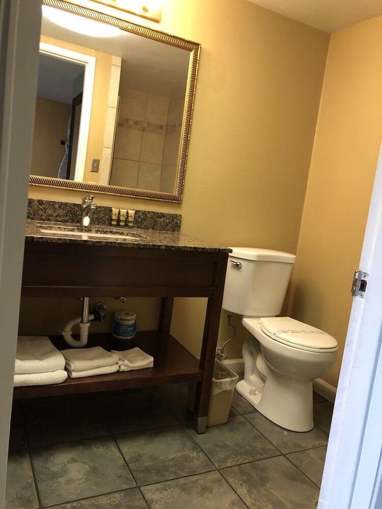Knight's Inn Motel photo 57