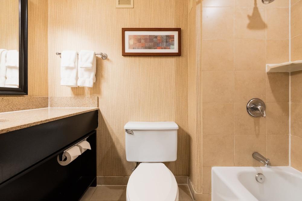 Crowne Plaza Newark Airport by IHG photo 11