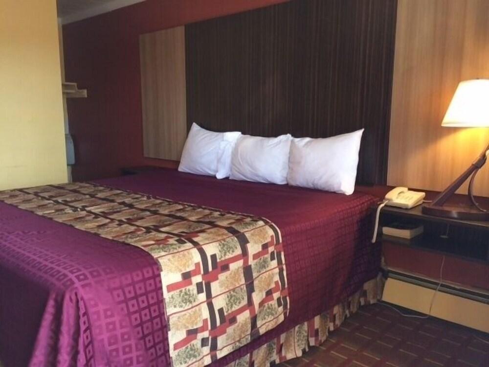 Budget Inn photo 14