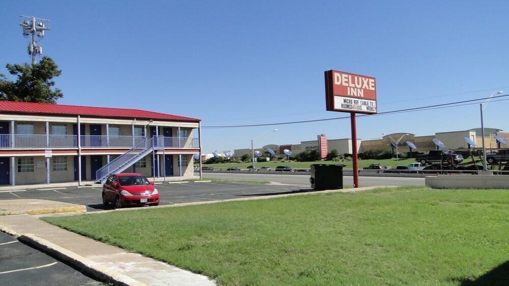 Deluxe Inn photo 49