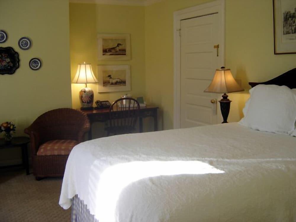 Carriage House Inn photo 12
