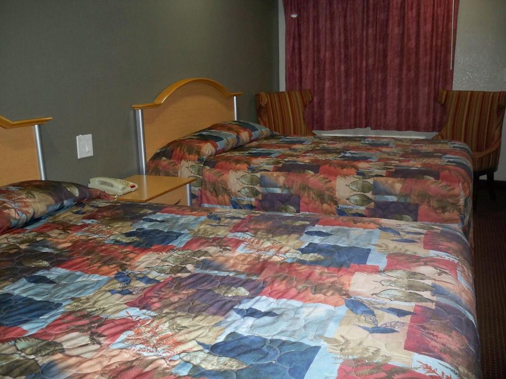 Scottish Inn & Suites photo 23