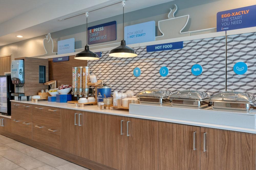 Holiday Inn Express Hotel & Suites Greenwood by IHG photo 52