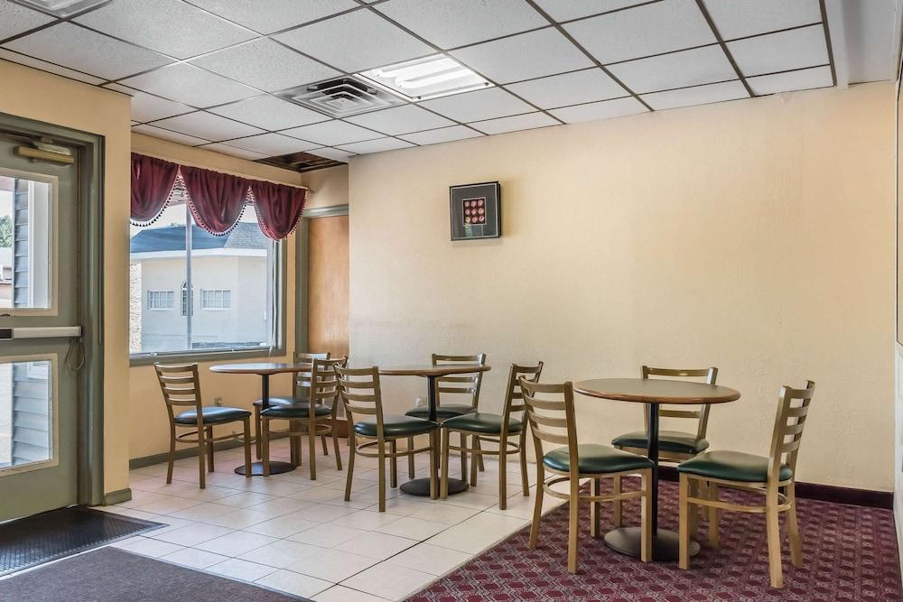 Econo Lodge Reading Airport photo 34