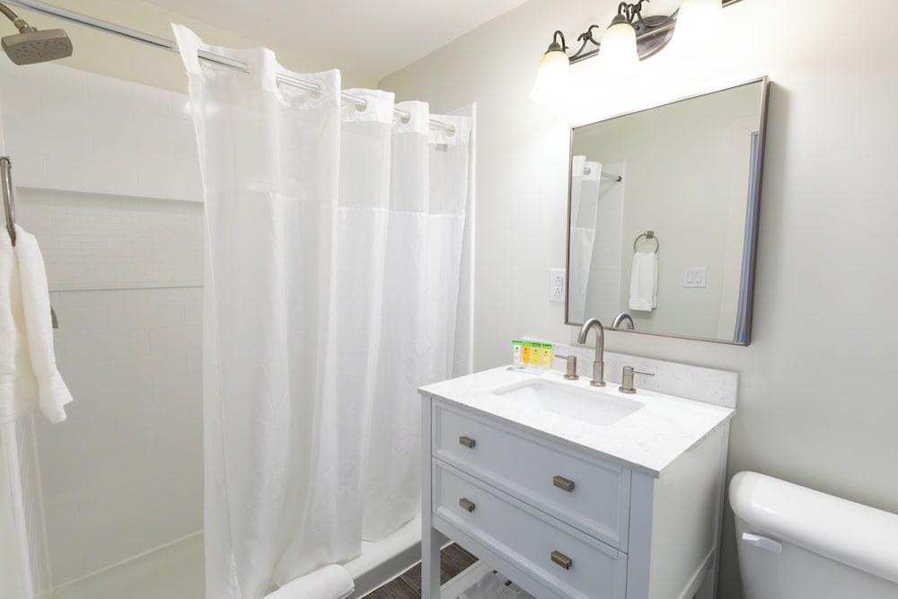Anchor Bay Inn and Suites photo 46