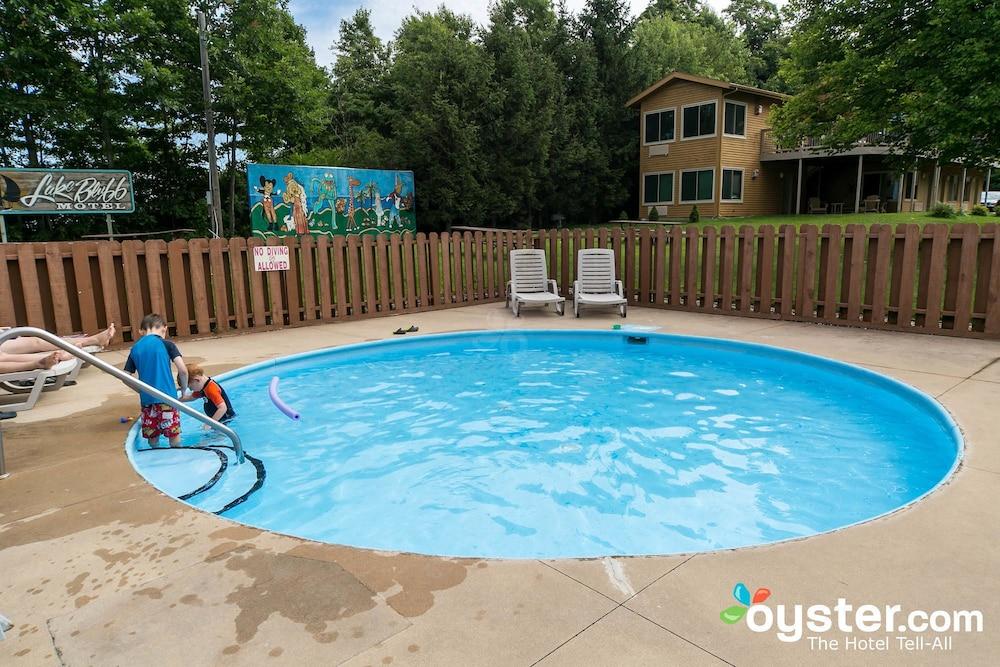 Lake Bluff Inn and Suites photo 34