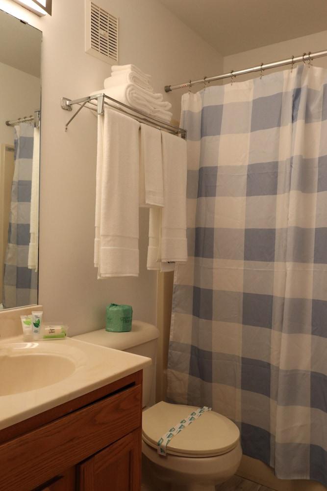 Mainsail Motel & Cottages photo 13