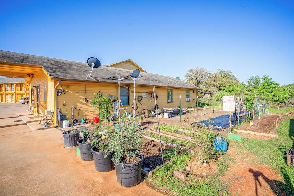Regency Inn By OYO Rockdale TX photo 49