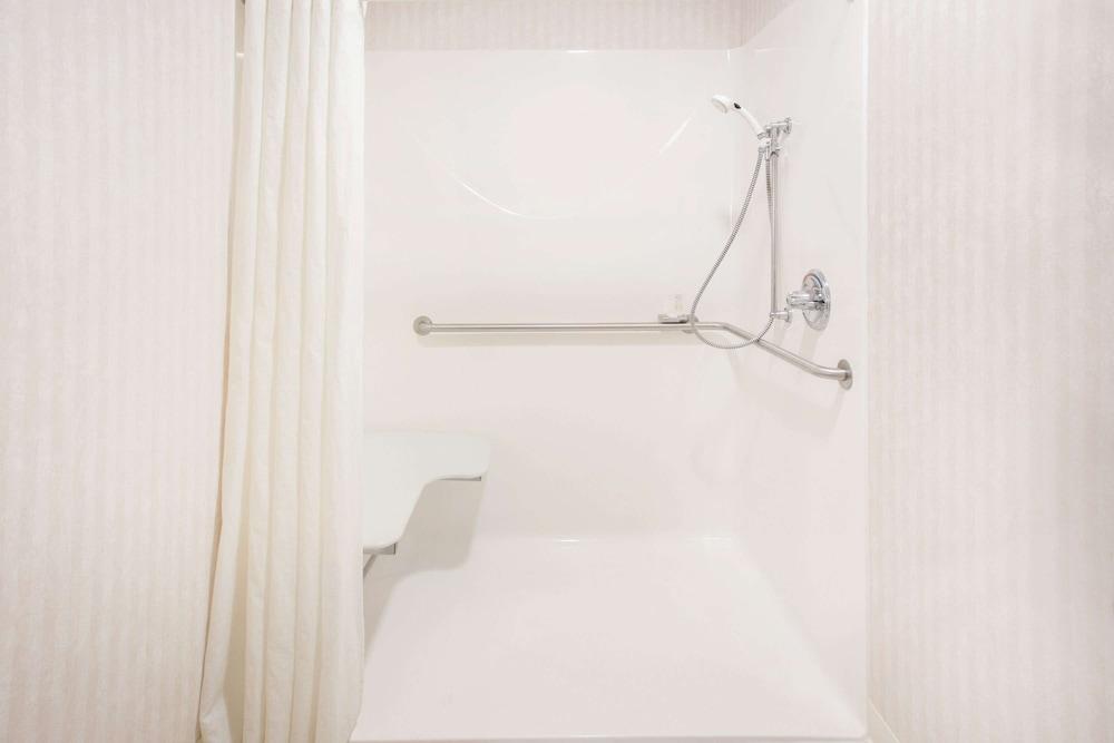 Burgundy Inn & Suites By OYO El Paso photo 16