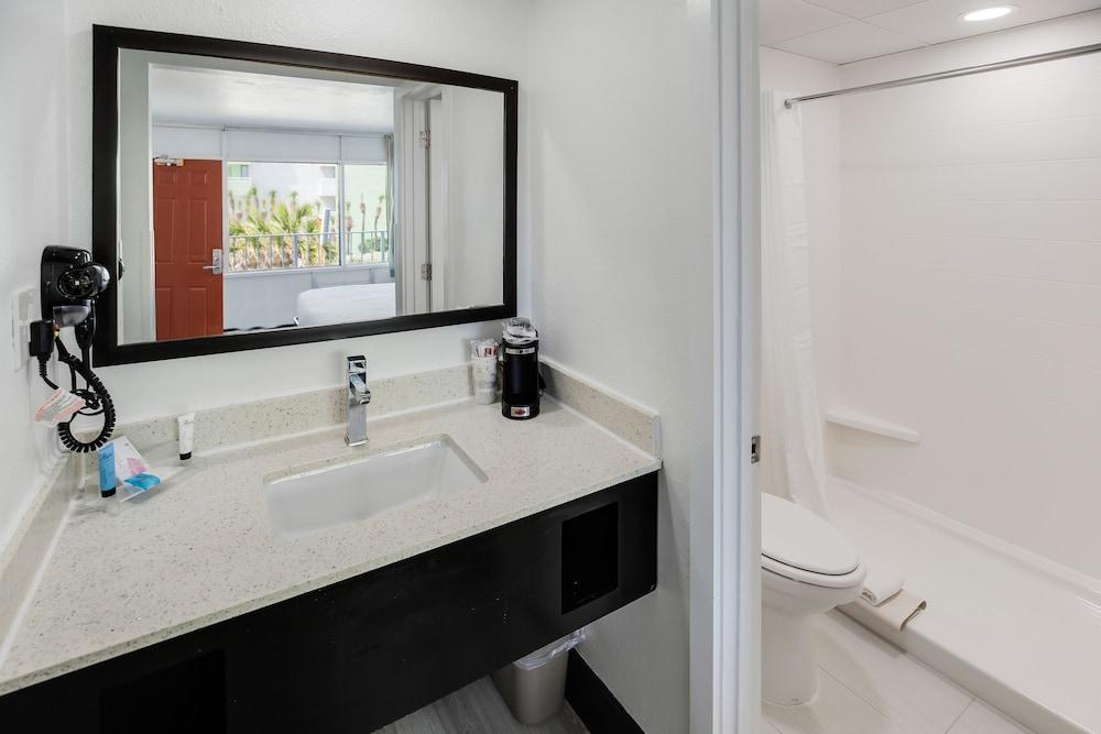 Blu Atlantic Oceanfront Hotel & Suites photo 49