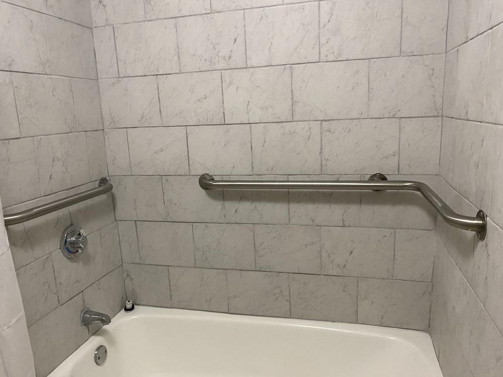Days Inn by Wyndham Ozark photo 11
