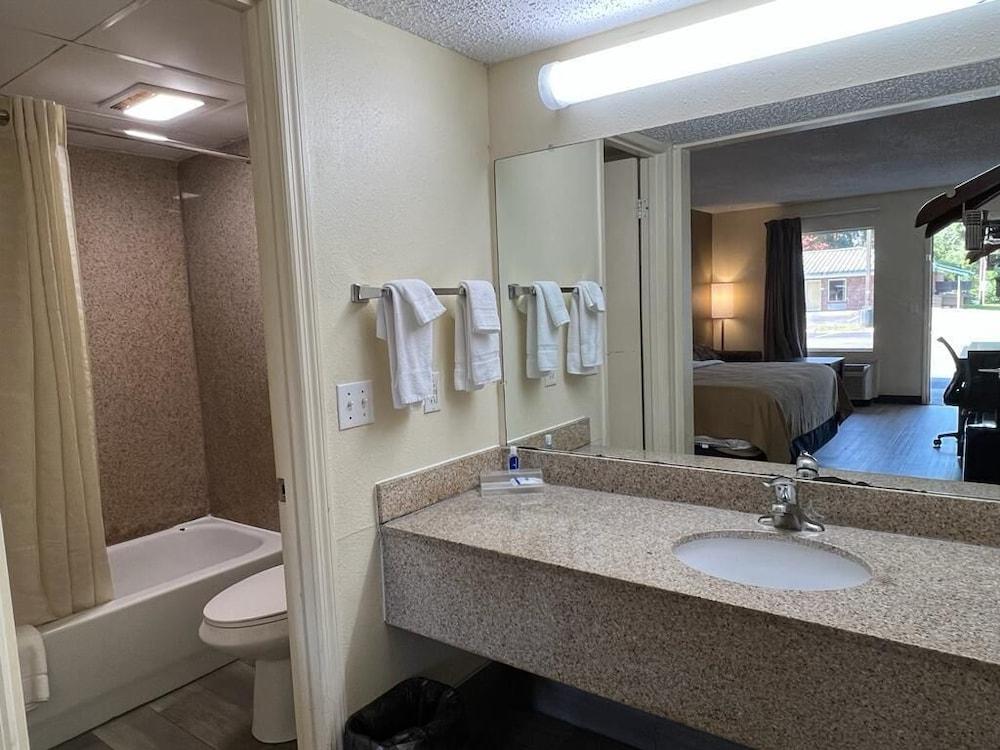 Rodeway Inn Walterboro I-95 photo 25